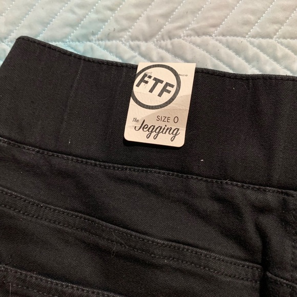 Black stretch pull on jean/jegging - Picture 4 of 6